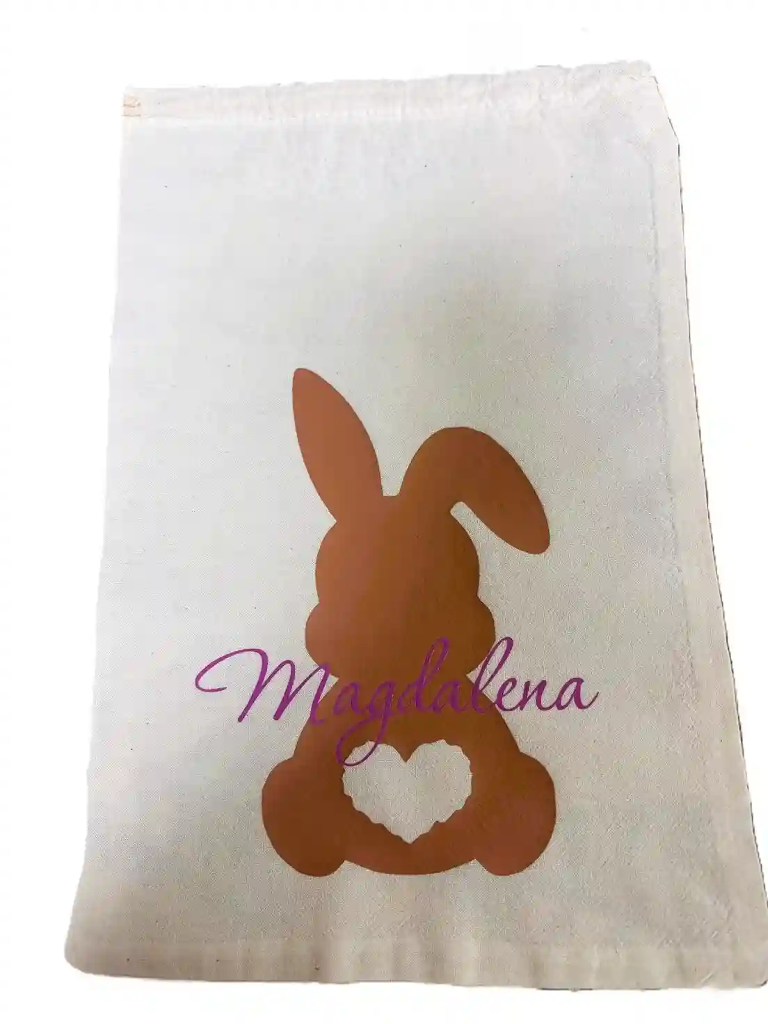 Oster-Baumwollsackerl mit hellbraunem Hasen und Schrift in Beere