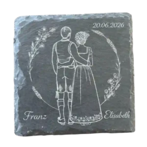 Personalisierter Schiefer-Untersetzer mit Gravur eines Hochzeitspaares in Tracht und Wunschname, rustikales Gastgeschenk für Hochzeiten von werktraum33.