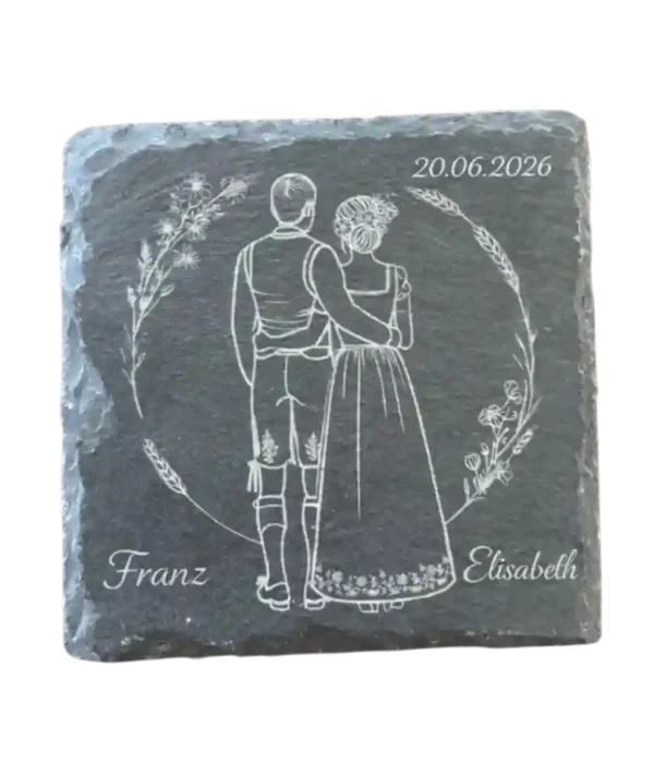 Personalisierter Schiefer-Untersetzer mit Gravur eines Hochzeitspaares in Tracht und Wunschname, rustikales Gastgeschenk für Hochzeiten von werktraum33.
