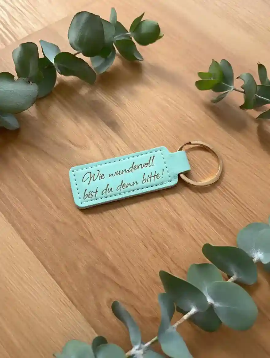 Individuell gravierter Kunstleder-Schlüsselanhänger mit zweiseitiger Beschriftung, Rückseite mit Spruch personalisierbar, hochwertiges Geschenk. | werktraum33