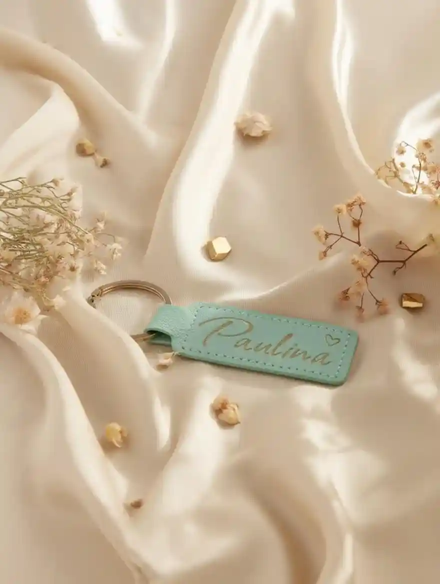 Personalisierter Schlüsselanhänger aus PU-Leder in verschiedenen Farben mit Herz-Gravur und Wunschname, edles Leder-Accessoire von werktraum33