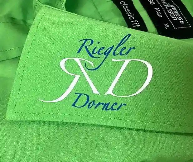 Individuelle Meisterstücke - Hemd Logo personalisiert geplottet - Detail