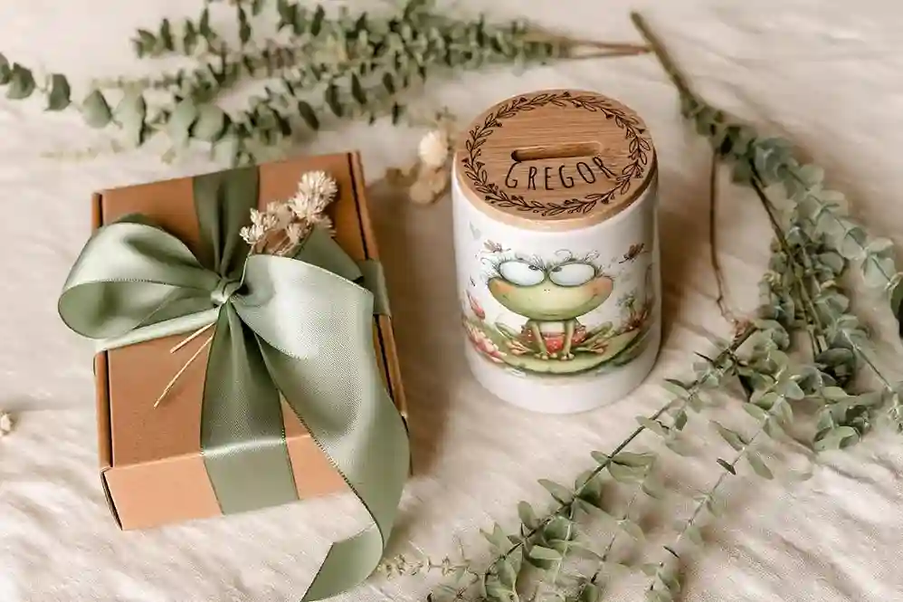 Personalisierte Keramik-Spardosen mit verschiedenen Tiermotiven und graviertem Bambusdeckel von werk(t)raum33.