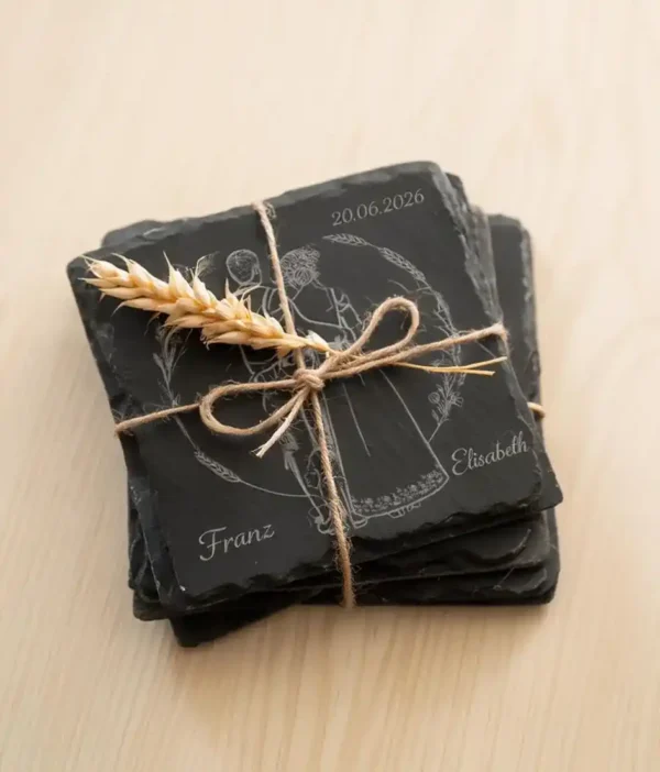 Personalisiertes 4-teiliges Schiefer-Untersetzer-Set mit Gravur eines Hochzeitspaares in Tracht und Wunschname, rustikales Gastgeschenk für Hochzeiten von werktraum33.