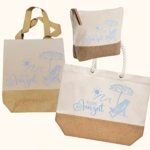 Premium-Taschen-Kollektion von werktraum33 mit Spruch „KLOANE Auszeit“, bestehend aus Shopper, Strandtasche und Kulturtasche aus Canvas und Jute.