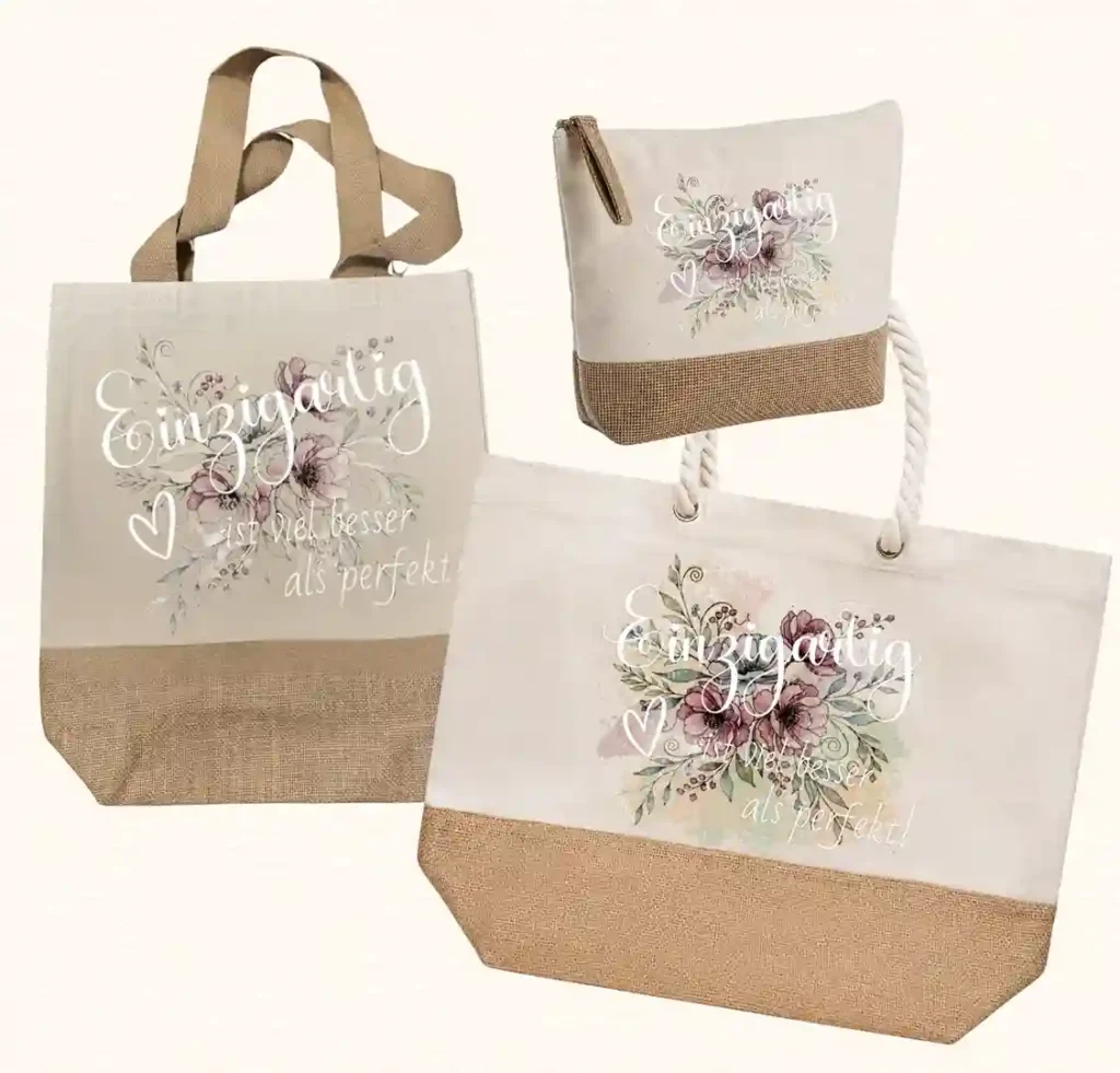 Premium-Taschen-Kollektion von werktraum33 Spruch „einzigartig ist viel besser als perfekt“, bestehend aus Shopper, Strandtasche und Kulturtasche aus Canvas und Jute.