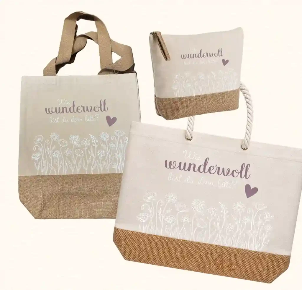 Premium-Taschen-Kollektion von werktraum33 Spruch „wie wundervoll bist du denn?“, bestehend aus Shopper, Strandtasche und Kulturtasche aus Canvas und Jute.