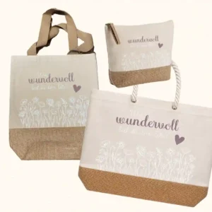 Premium-Taschen-Kollektion von werktraum33 Spruch „wie wundervoll bist du denn?“, bestehend aus Shopper, Strandtasche und Kulturtasche aus Canvas und Jute.