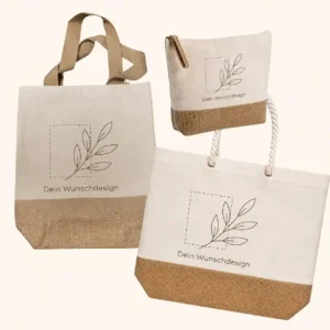 Premium-Taschen-Kollektion von werktraum33 mit Motiv Blatt und Text dein Wunschdesing bestehend aus Shopper, Strandtasche und Kulturtasche aus Canvas und Jute.