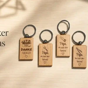 Sechs personalisierte rechteckige Holz-Schlüsselanhänger mit Gravur für Papa, verschiedene Symbole und Sprüche auf warmem Hintergrund. | werktraum33