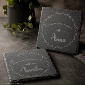 Zwei personalisierte Schiefer-Untersetzer mit Gravur "Herzensmensch Anna" und "Herzensmensch Annika" als Geschenk von werktraum33.