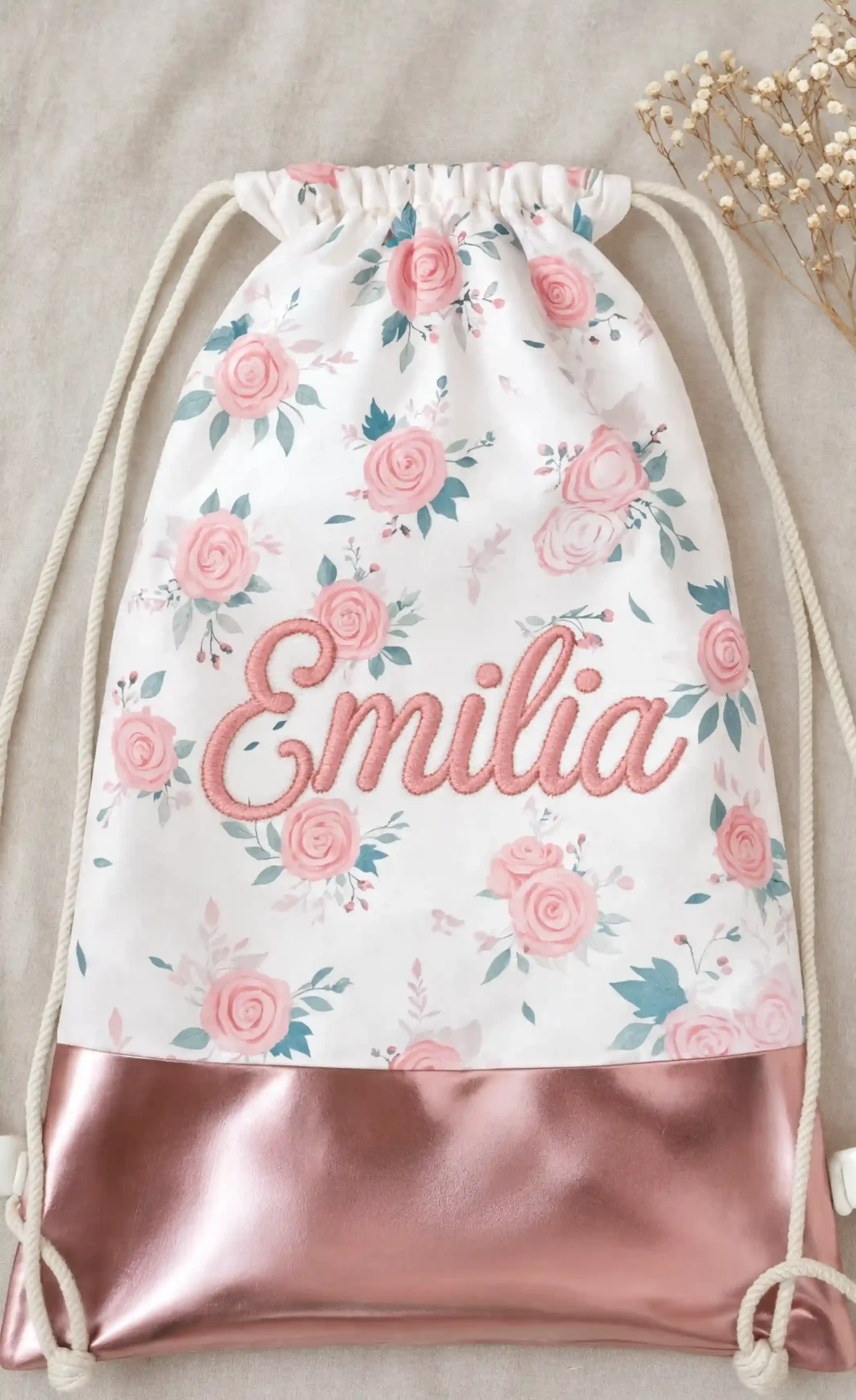 Turnsackl mit Rosen und gesticktem Namen "Emilia" in rosa. | werktraum33