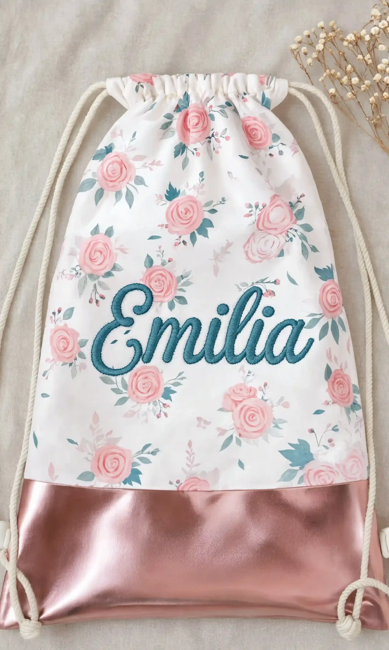 Turnsackl mit Rosen und gesticktem Namen "Emilia" in türkis. | werktraum33