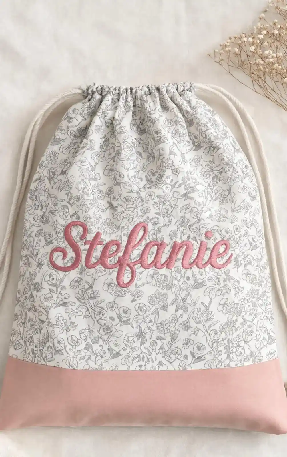 Turnsackl mit Line-Art-Blumen und gesticktem Namen "Stafanie" in rosa. | werktraum33
