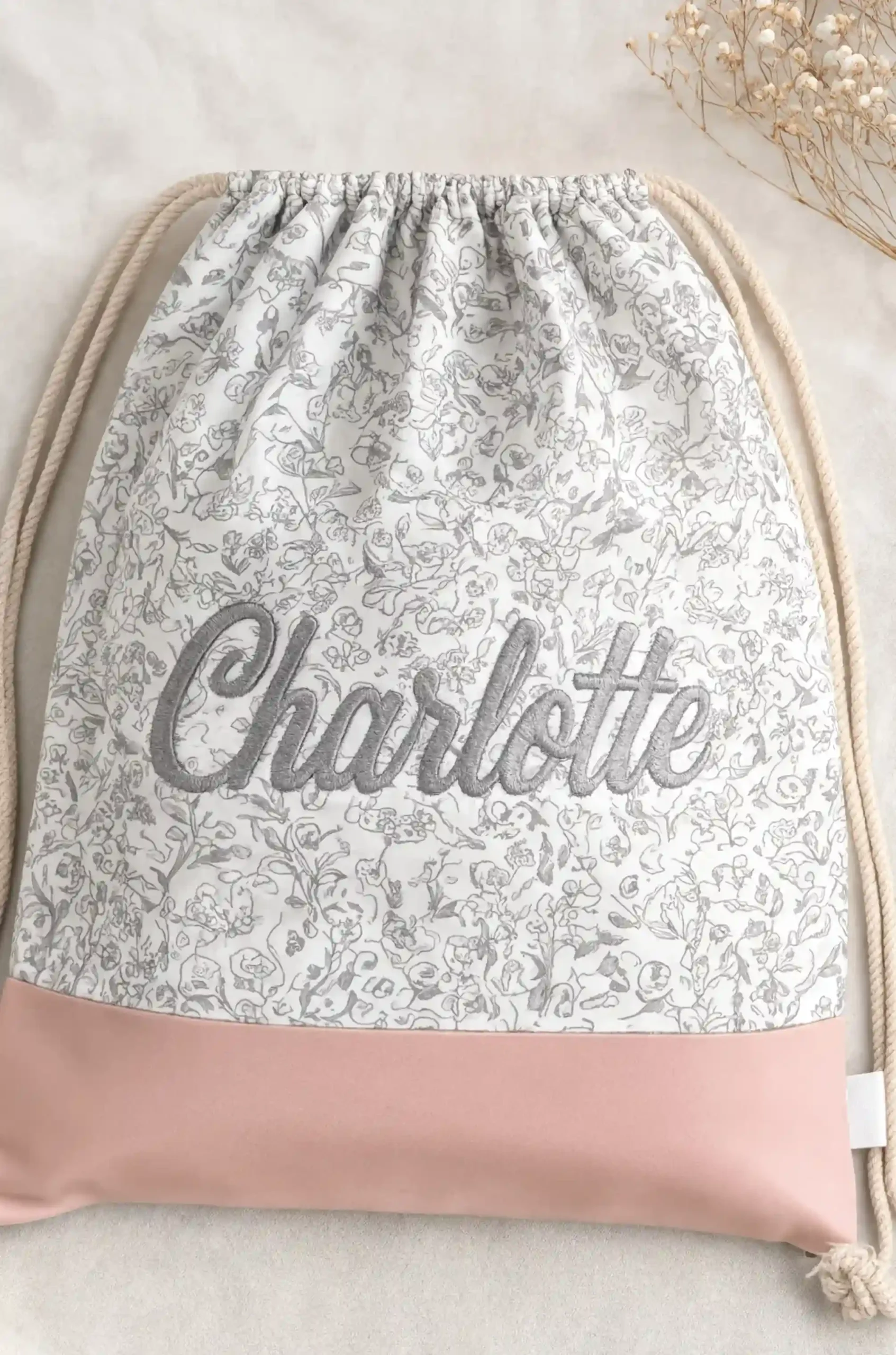 Turnsackl mit Line-Art-Blumen und gesticktem Namen "Charlotte" in grau. | werktraum33