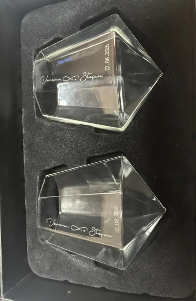 Hochzeitsgeschenk: Whiskeygläser in Diamantform lasergraviert. | werktraum33