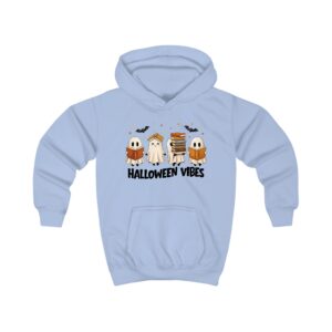 Halloween Kinder Hoodie Geister mit Büchern und Spruch "Halloween Vibes" in Sky Blue von werktraum33.