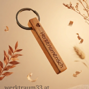 Schlüsselanhänger aus Kirschholz geölt mit Herz und Text "Herzensmensch" von werktraum33.