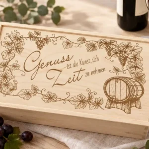 Holzkiste für 2 Weinflaschen, mit Lasergravur personalisiert. Hier mit Weinreben, einem Weinfass und dem Spruch "Genus ist die Kunst, sich Zeit zu nehem". | werktraum33