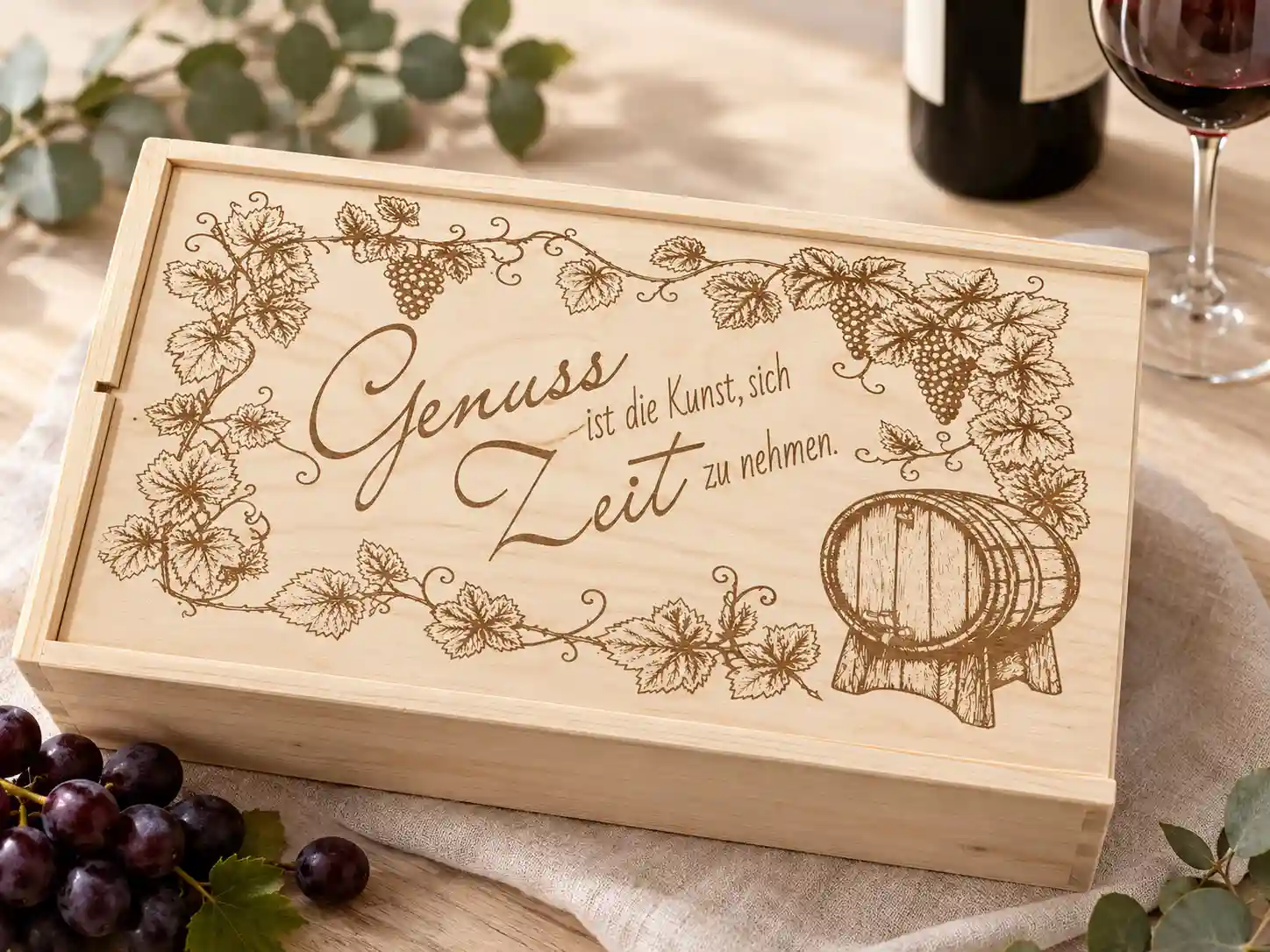Holzkiste für 2 Weinflaschen, mit Lasergravur personalisiert. Hier mit Weinreben, einem Weinfass und dem Spruch "Genus ist die Kunst, sich Zeit zu nehem". | werktraum33